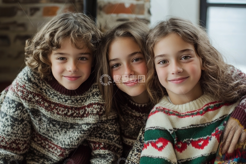 三个孩子穿着毛衣亲密合影