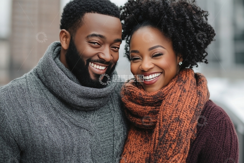 高清大图下载【趣麦麦图】微笑情侣冬日温暖相拥