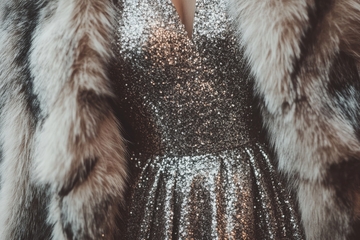 闪耀银色礼服与毛皮外套的细节