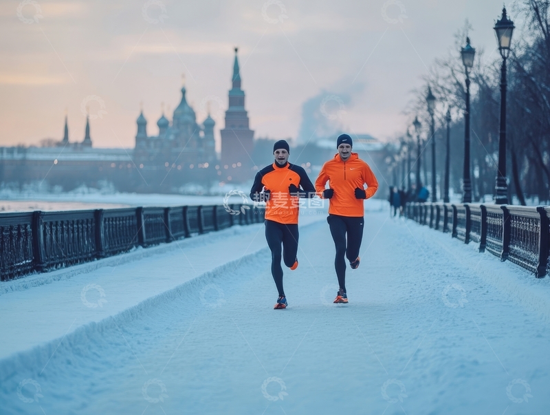 高清大图下载【趣麦麦图】冬日雪景中两人并肩跑步