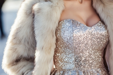 闪耀礼服与毛绒外套的优雅搭配