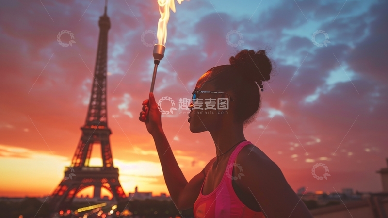 高清大图下载【趣麦麦图】夕阳下埃菲尔铁塔旁手持火炬的女子