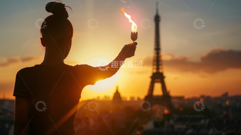 高清大图下载【趣麦麦图】夕阳下手持火炬的剪影与埃菲尔铁塔