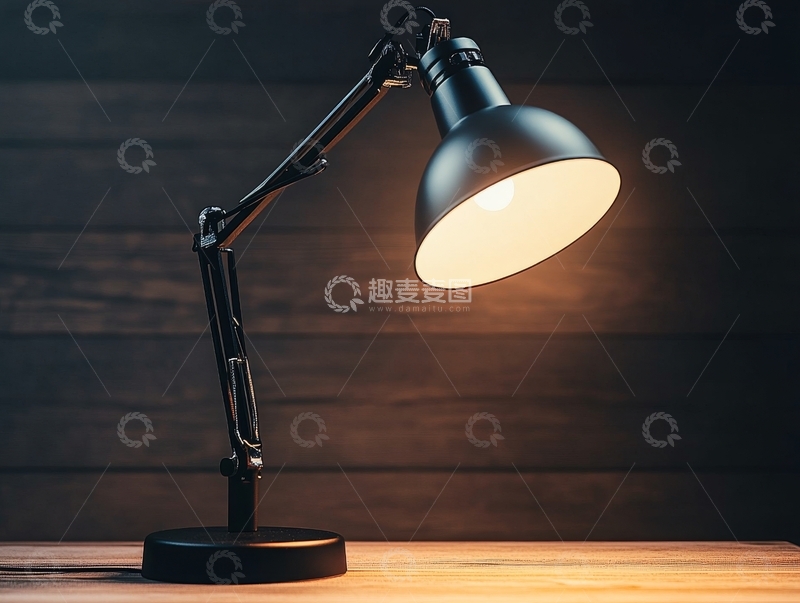 高清大图下载【趣麦麦图】木质桌面上的黑色台灯