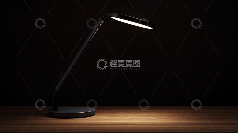 高清大图下载【趣麦麦图】简约现代台灯照亮木质桌面
