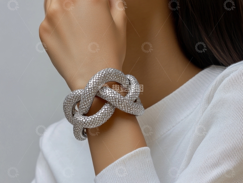 高清大图下载【趣麦麦图】佩戴独特金属手镯的女性特写