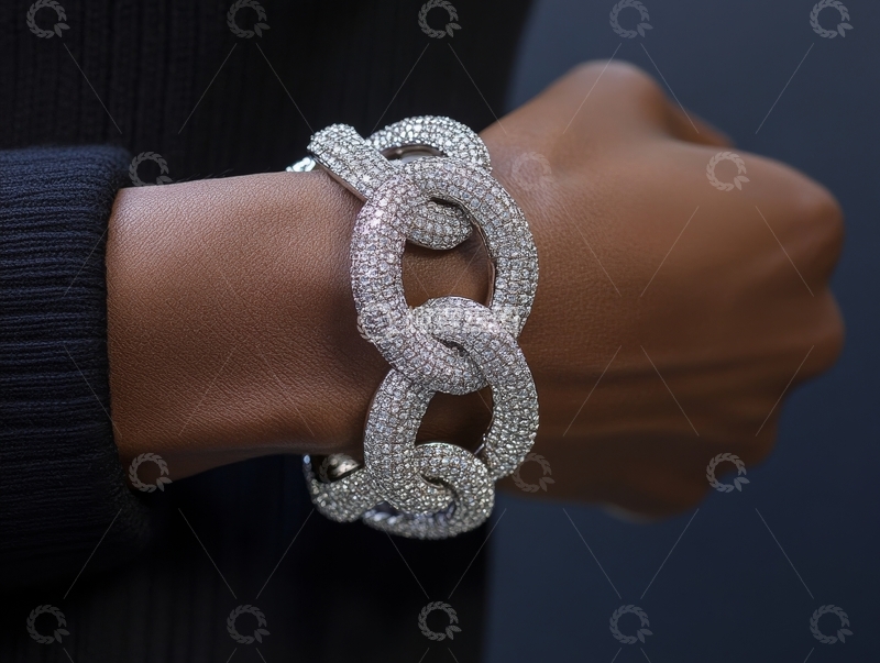 高清大图下载【趣麦麦图】手腕佩戴华丽镶钻手链特写