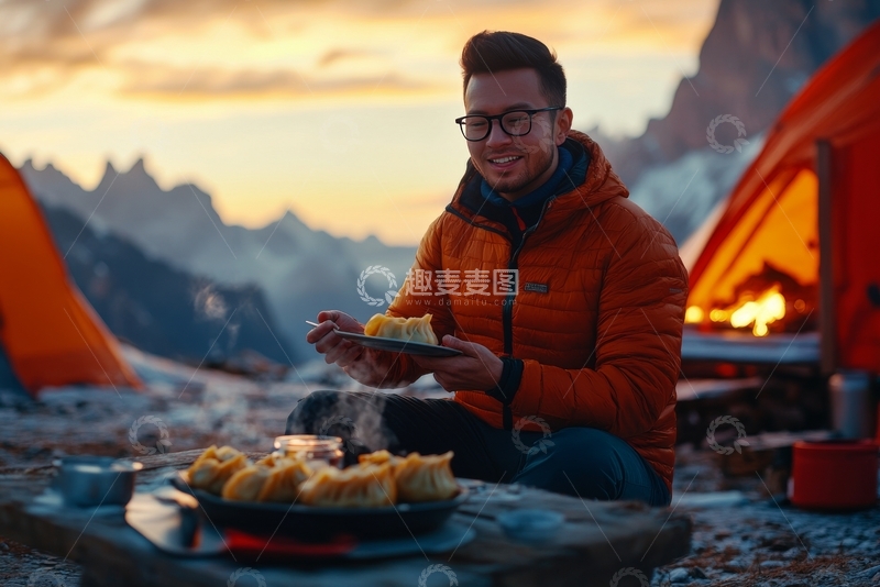 高清大图下载【趣麦麦图】露营者在篝火旁享用美食