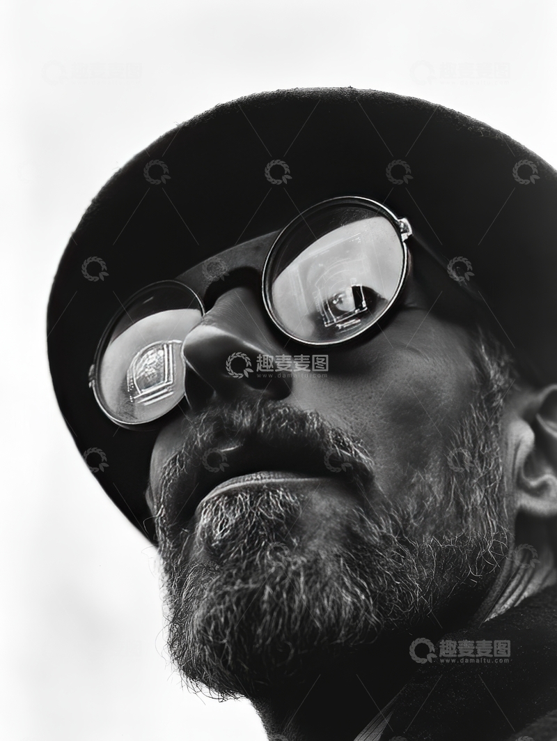 高清大图下载【趣麦麦图】-戴帽子和眼镜的男子肖像