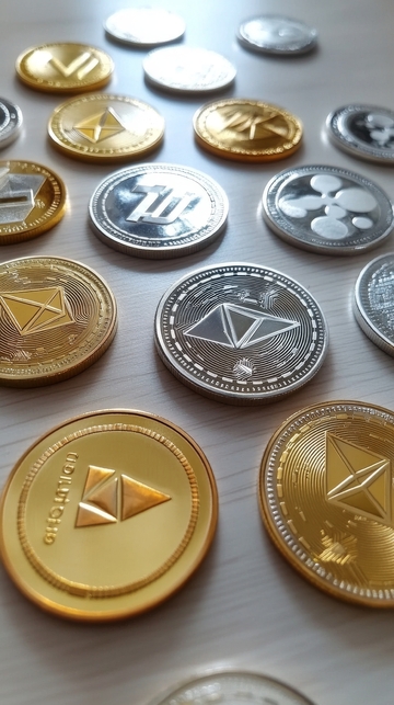 多种数字货币硬币展示