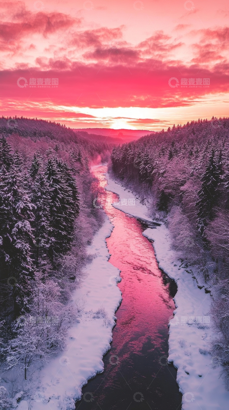 高清大图下载【趣麦麦图】冬日雪林中的粉红河流