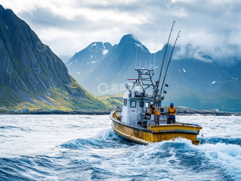 高清大图下载【趣麦麦图】渔船上作业，背景为山脉与海景