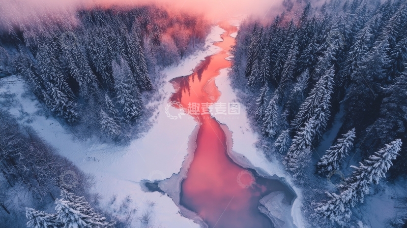 高清大图下载【趣麦麦图】冬日雪林中的蜿蜒河流