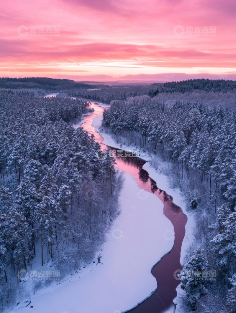 高清大图下载【趣麦麦图】冬日雪林中的蜿蜒河流