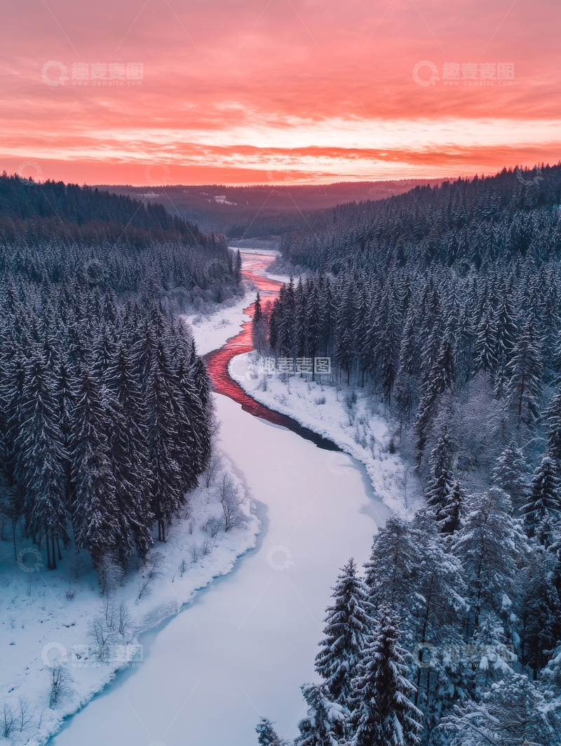 高清大图下载【趣麦麦图】冬日雪林中的蜿蜒河流