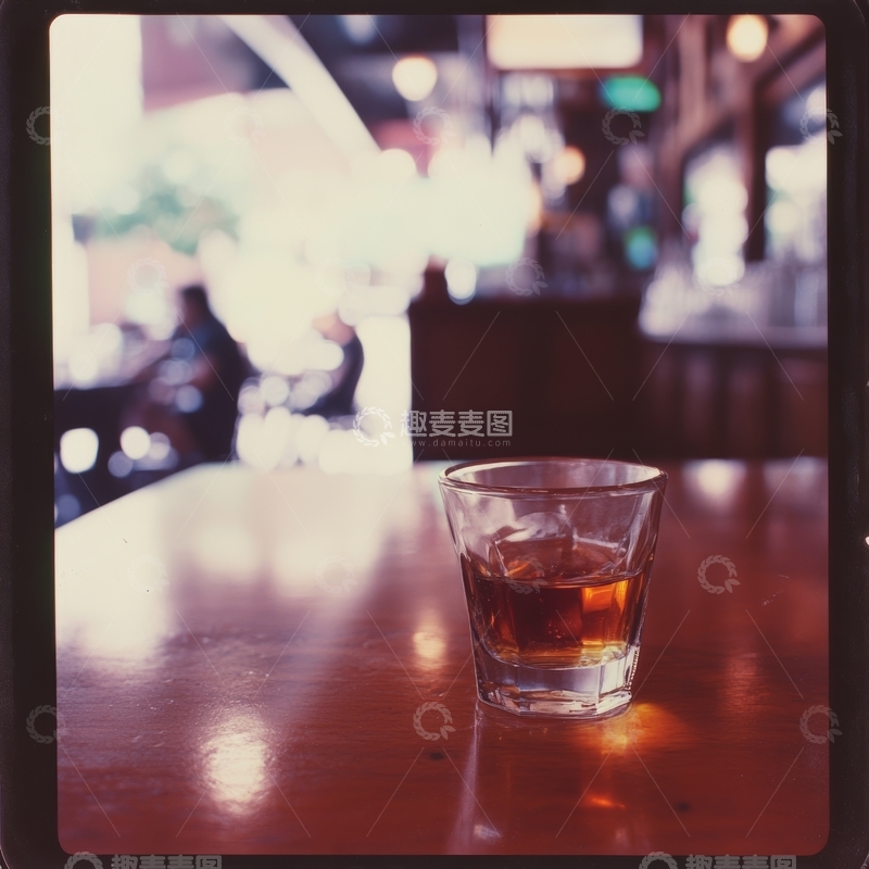 高清大图下载【趣麦麦图】酒吧桌上的一杯琥珀色饮品