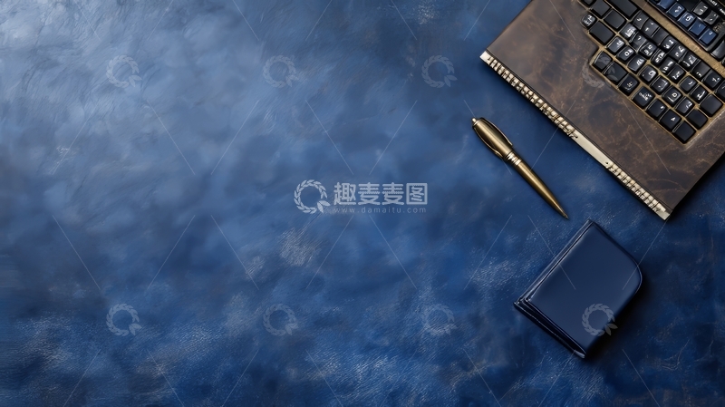 高清大图下载【趣麦麦图】深蓝背景上的笔记本、笔和键盘