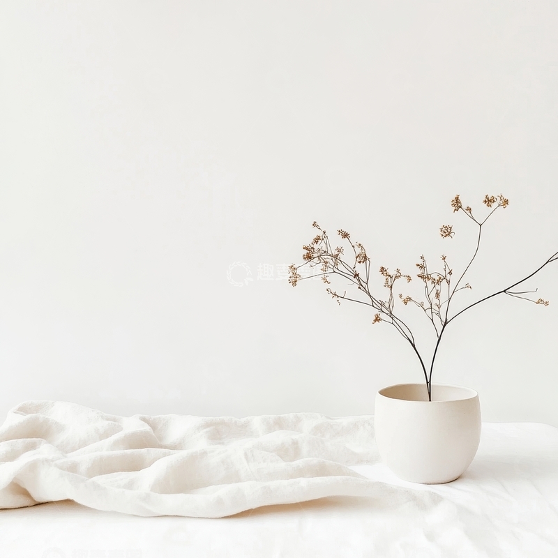 高清大图下载【趣麦麦图】简约花瓶与白色布料的静谧场景