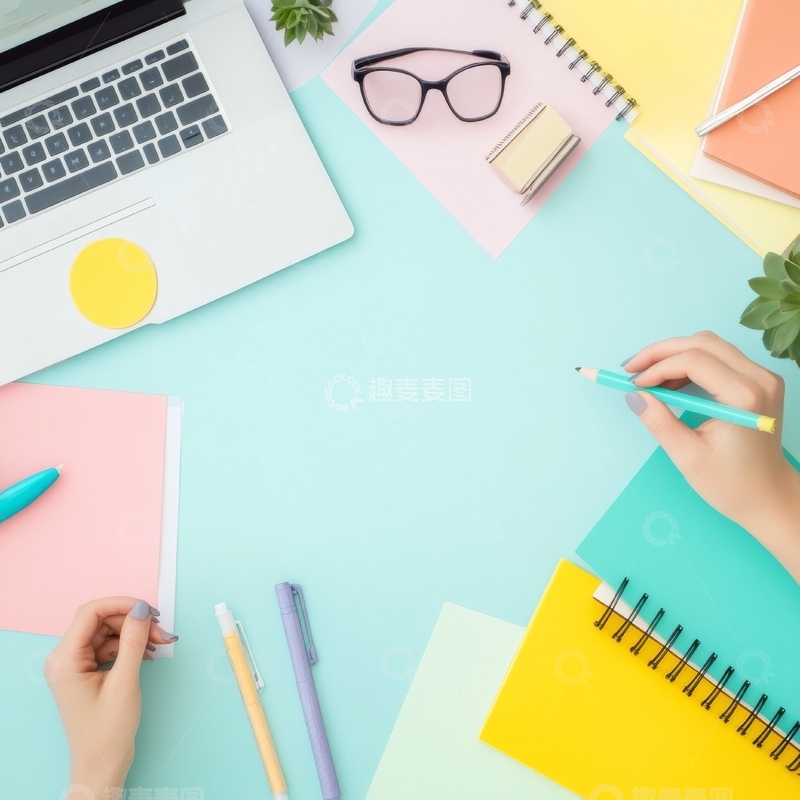 高清大图下载【趣麦麦图】办公桌面布置，手握笔书写