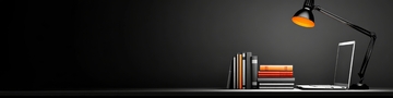 书桌上的台灯与书籍