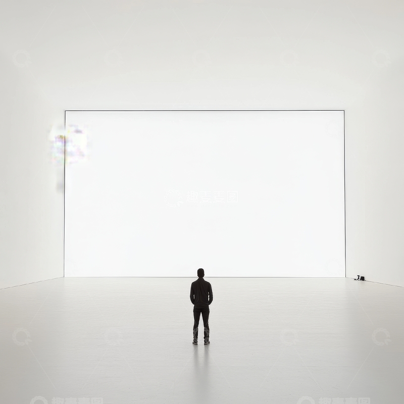 高清大图下载【趣麦麦图】一人站立于空旷白色空间前