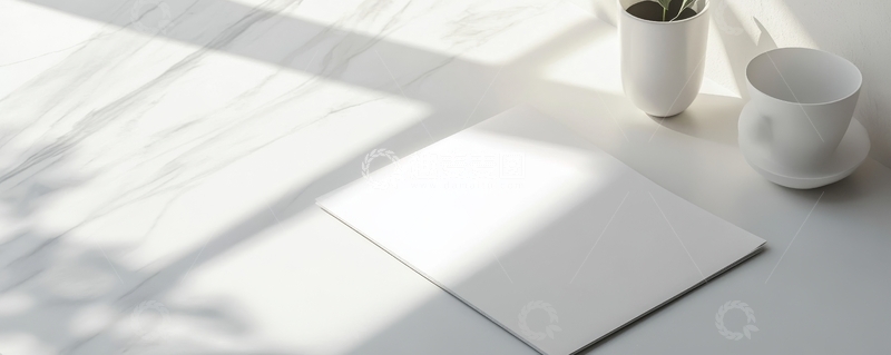 高清大图下载【趣麦麦图】阳光洒在桌上的纸张与杯子