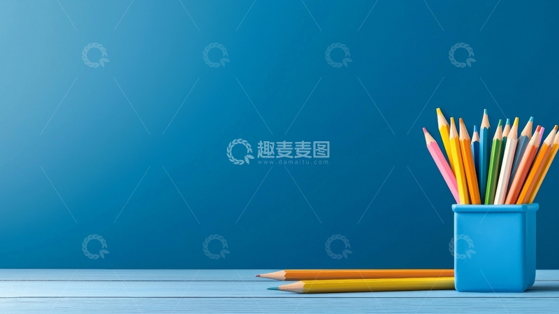 高清大图下载【趣麦麦图】彩色铅笔置于蓝色容器中