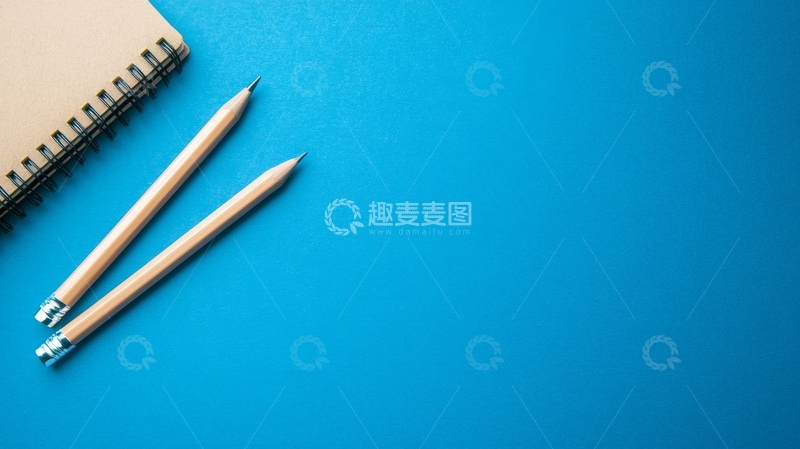 高清大图下载【趣麦麦图】蓝色背景上的铅笔与笔记本