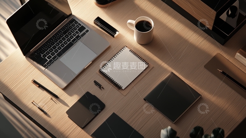 高清大图下载【趣麦麦图】办公桌上的笔记本电脑与文具