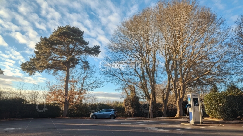 高清大图下载【趣麦麦图】电动汽车充电站旁的树木与蓝天