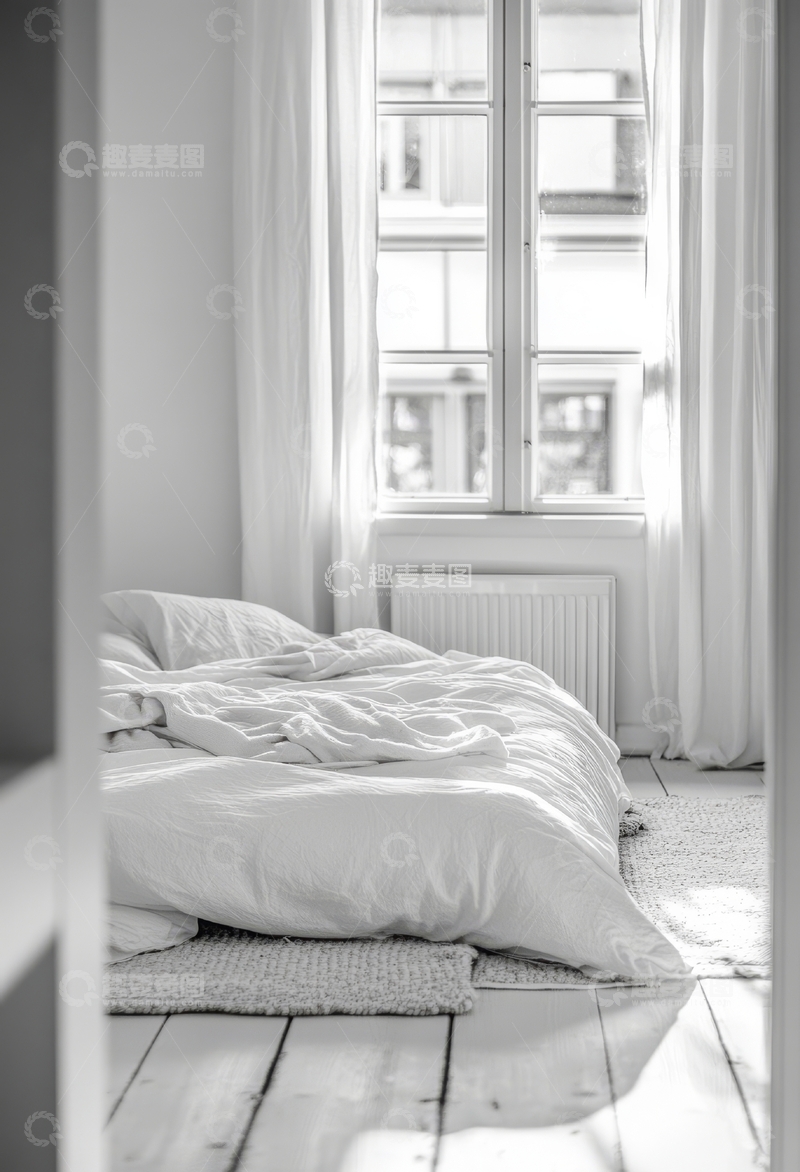 高清大图下载【趣麦麦图】黑白卧室，阳光透过窗帘洒在床上