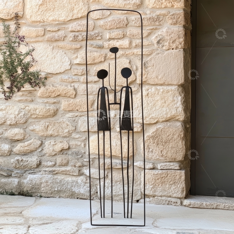 高清大图下载【趣麦麦图】石墙前的抽象金属雕塑