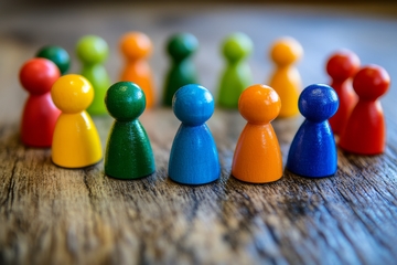 多彩木制小人排列在木质桌面上
