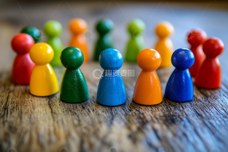 高清大图下载【趣麦麦图】多彩木制小人排列在木质桌面上
