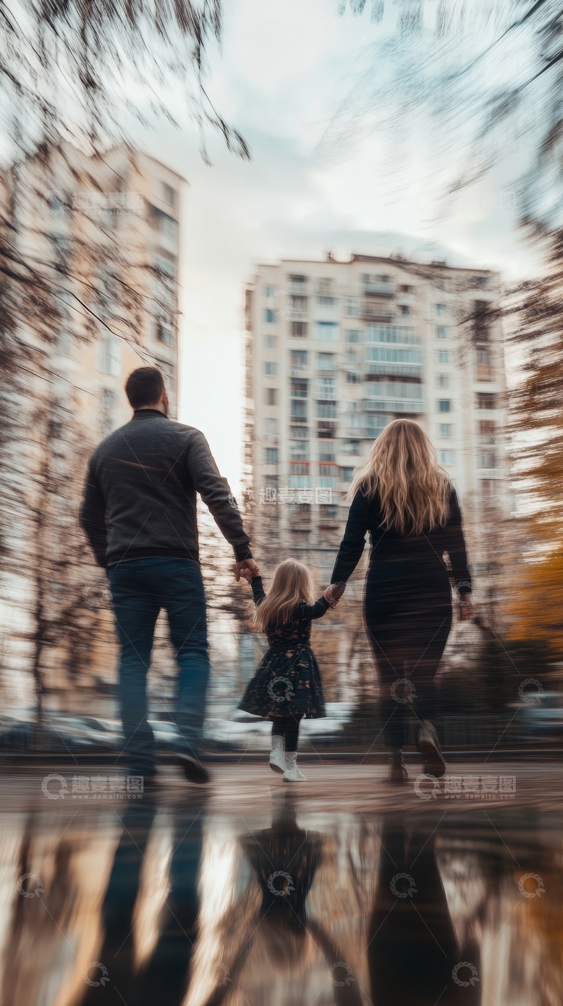 雨后街头一家三口牵手漫步