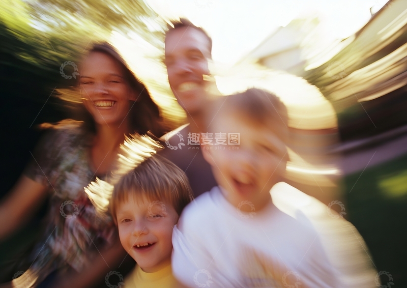 模糊背景下的家庭合影