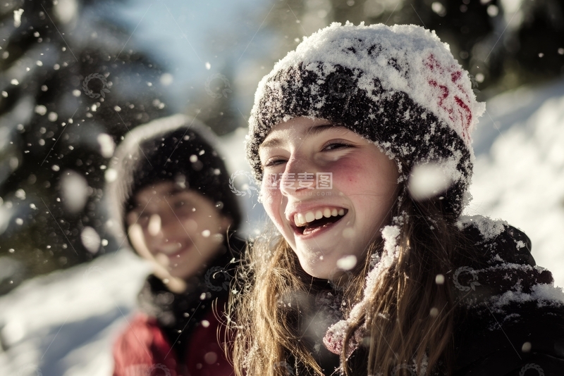 高清大图下载【趣麦麦图】雪中嬉笑的两个女孩