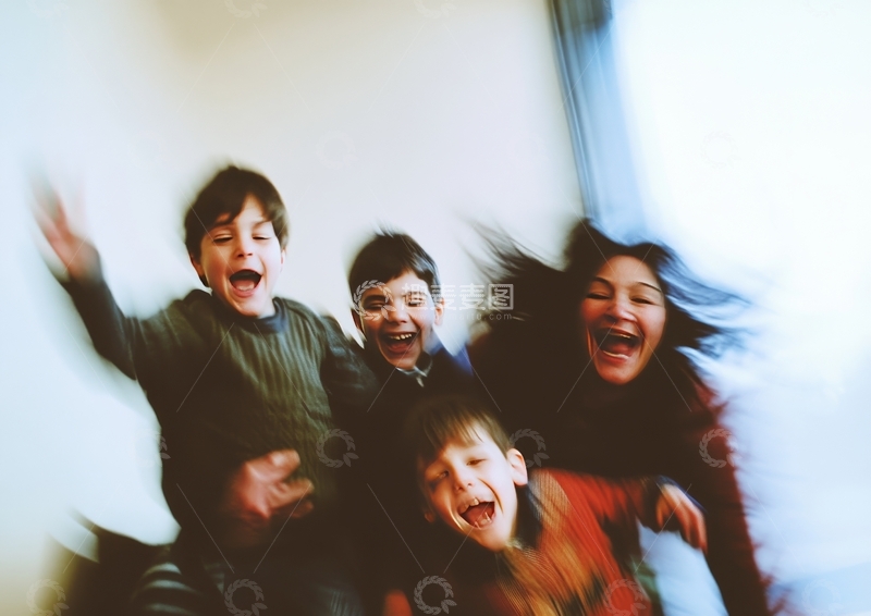 高清大图下载【趣麦麦图】孩子们在室内快乐跳跃的瞬间