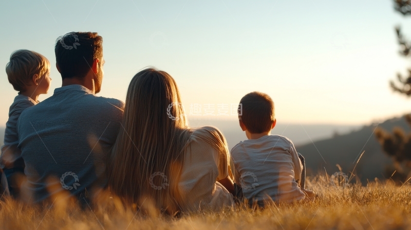 高清大图下载【趣麦麦图】一家四口在草地上观赏日落