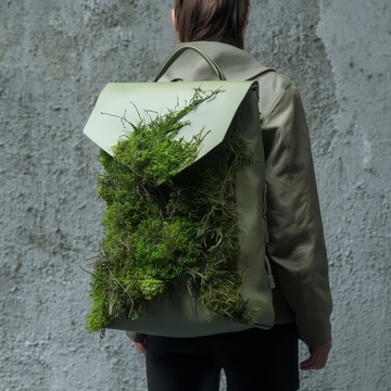 背着长满苔藓的背包的人