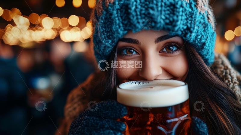 冬日女子手持热饮微笑