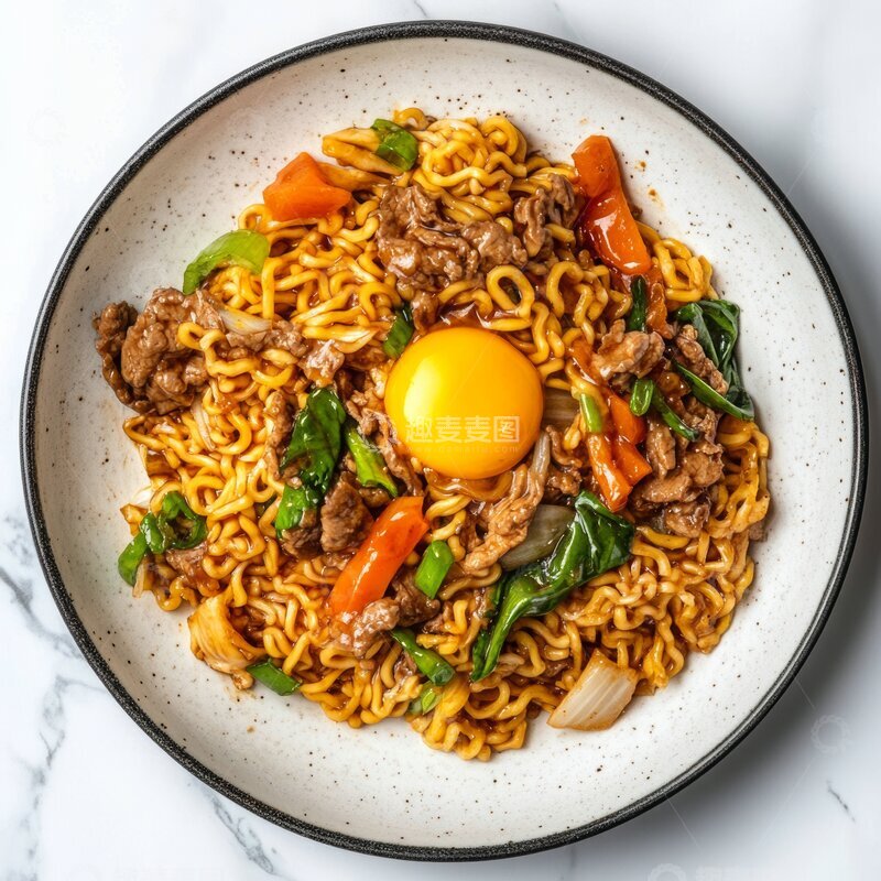 高清大图下载【趣麦麦图】炒面配牛肉和煎蛋