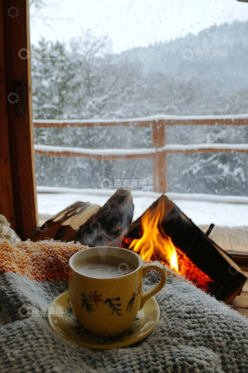 高清大图下载【趣麦麦图】雪景窗外，炉火旁的热饮时光