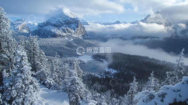 高清大图下载【趣麦麦图】雪覆山林，云雾缭绕的冬季风光