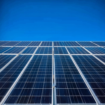 太阳能板阵列与蓝天