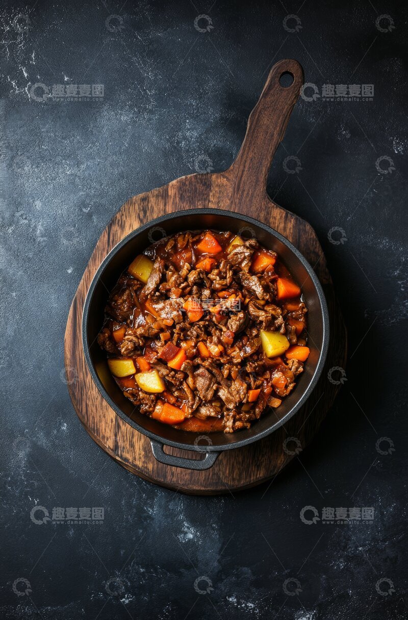 高清大图下载【趣麦麦图】铁锅炖菜，搭配胡萝卜与土豆