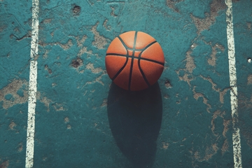 篮球静置于老旧球场地面