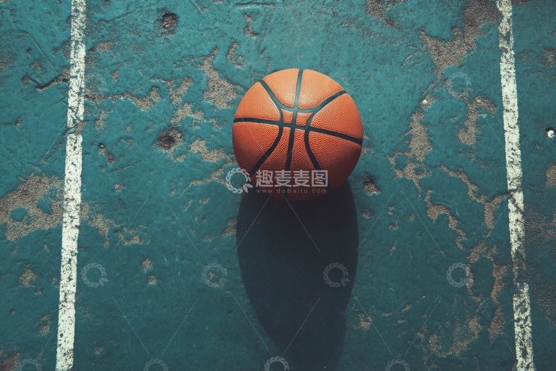 高清大图下载【趣麦麦图】篮球静置于老旧球场地面