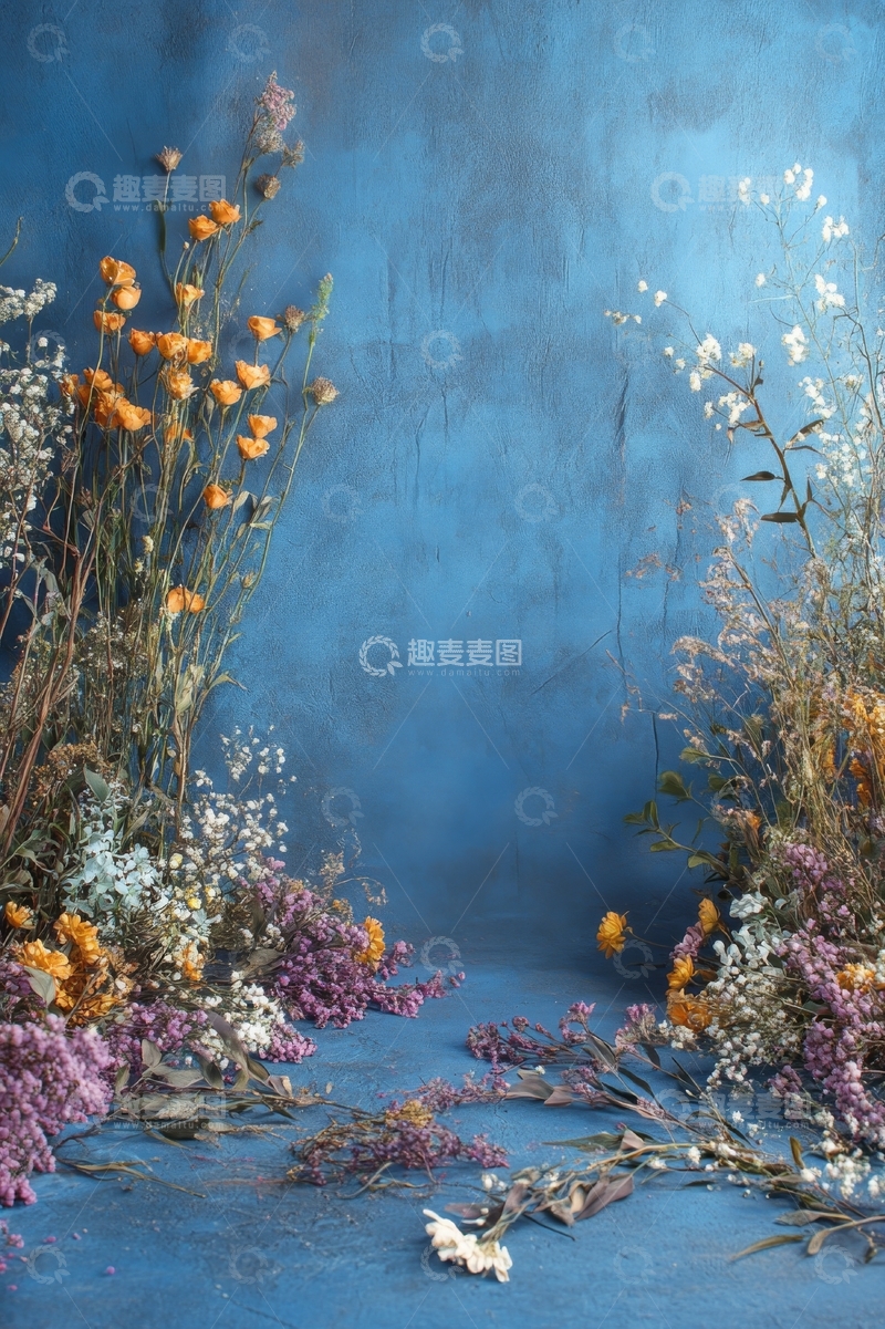 高清大图下载【趣麦麦图】蓝色背景上的野花与烟雾