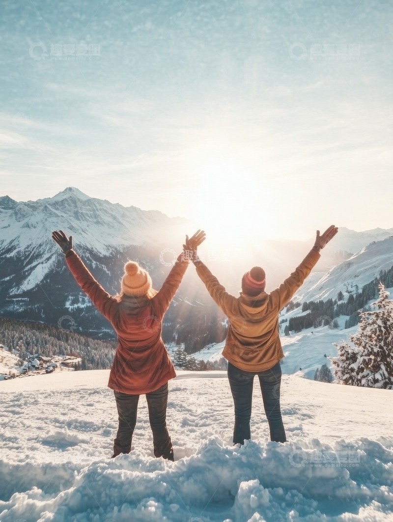 高清大图下载【趣麦麦图】雪地双人举手迎接日出